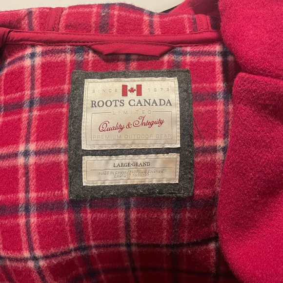 Roots wool pea coat winter jacket. Beautiful raspberry color. Size Large (L) - Picture 7 of 11